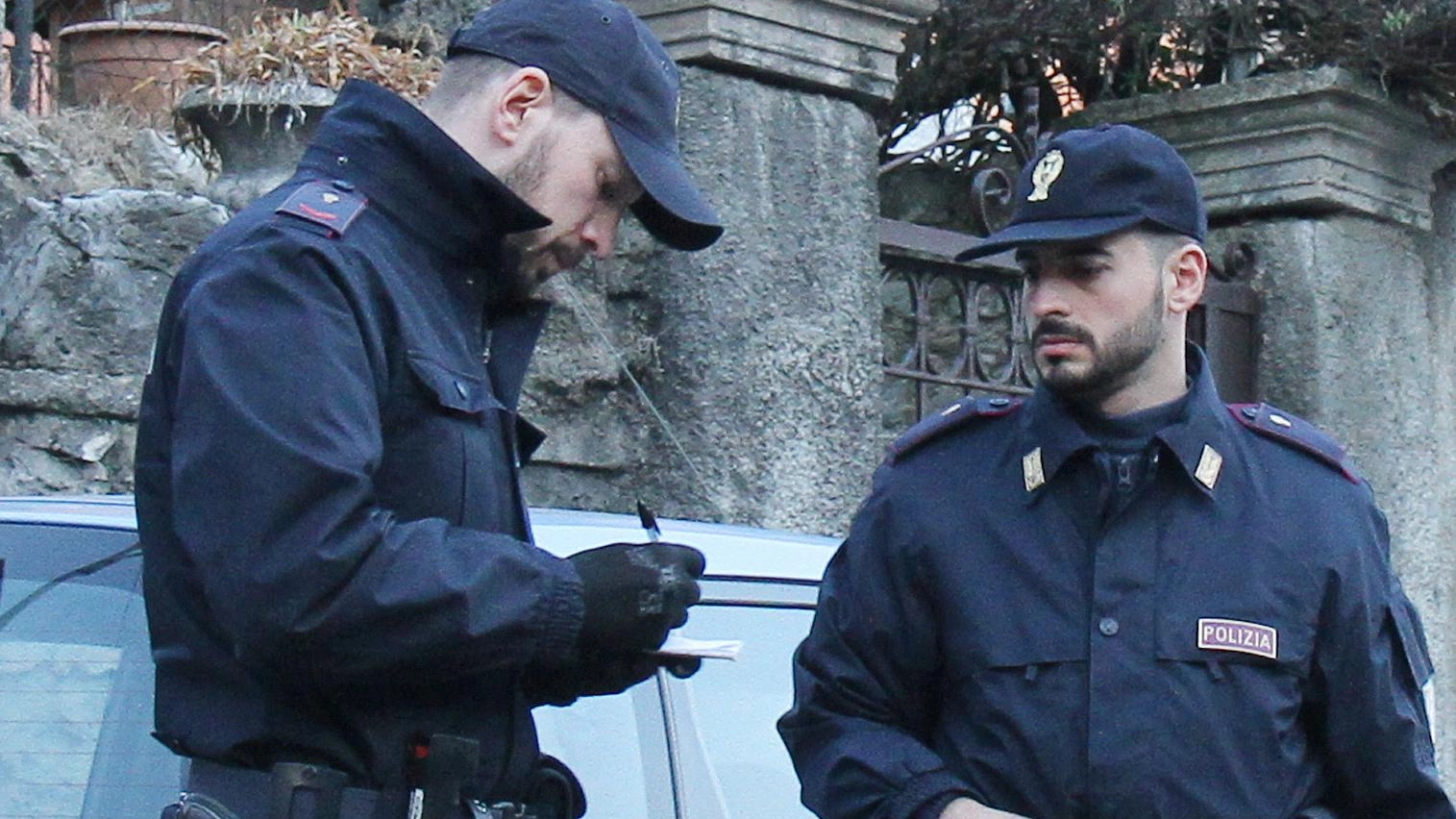 Pugni e calci ai passanti per rapinarli Picchiato anche un ragazzo pratese Pugni e calci ai passanti per rapinarli Picchiato anche un ragazzo pratese