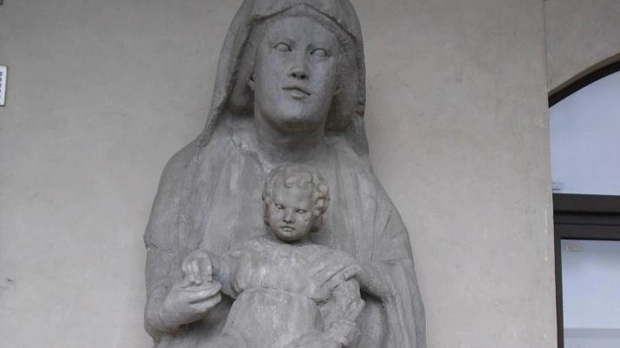 SPETTACOLO La Madonna col bambino che volerà a Milano e, sotto, Vittorio Sgarbi, curatore della mostra che si terrà nella chiesa di san Gottardo