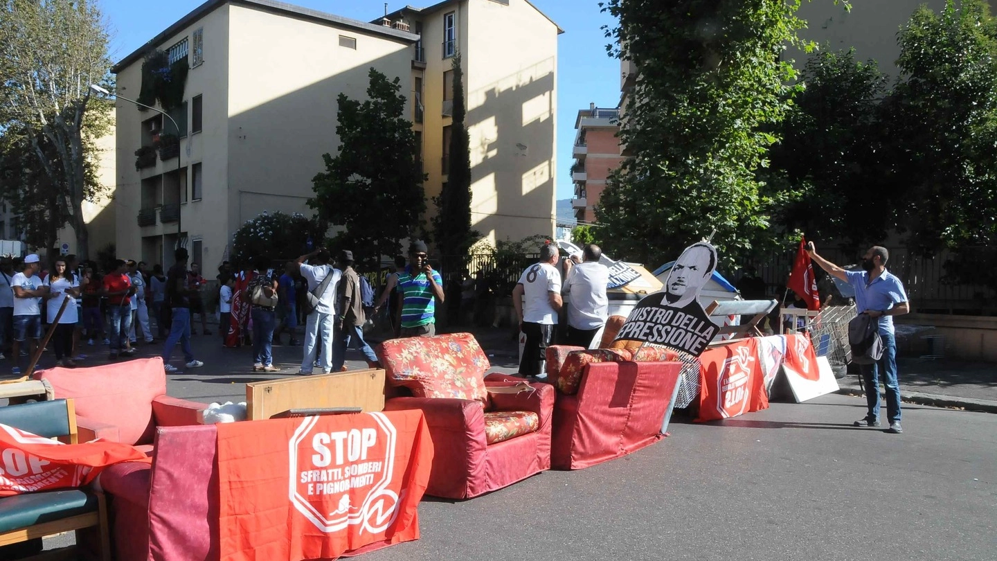 Il Movimento di lotta per la casa blocca e occupa viale Gori (foto Umberto Visintini/NewPress Photo)