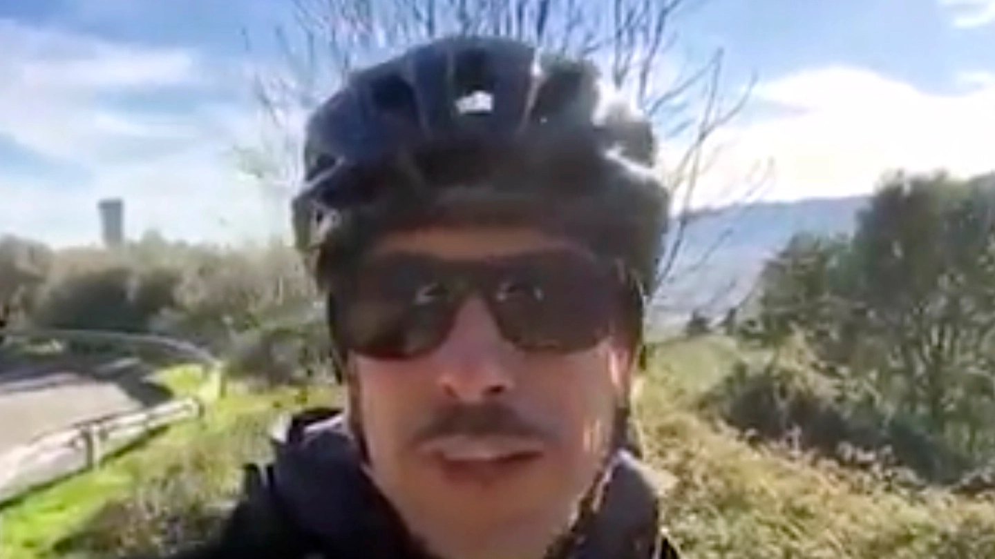 Francesco Gabbani in bicicletta sulle colline di Castelnuovo Magra