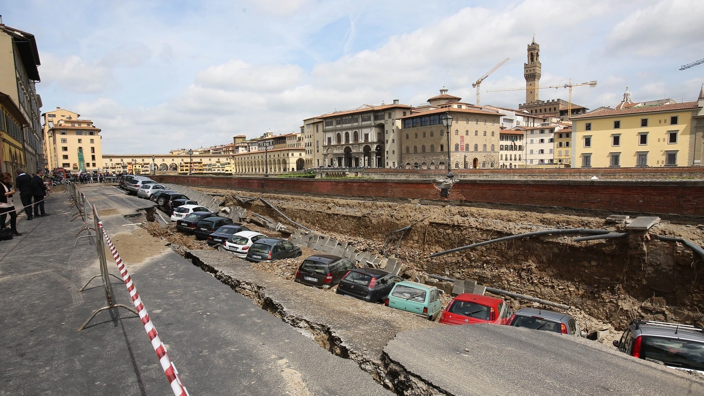 Un'immagine della voragine in lungarno Torrigiani a Firenze (New Press Photo)
