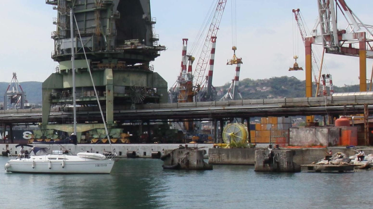 Molo Enel, via alle demolizioni. Gru e nastri da smantellare Molo Enel, via alle demolizioni. Gru e nastri da smantellare