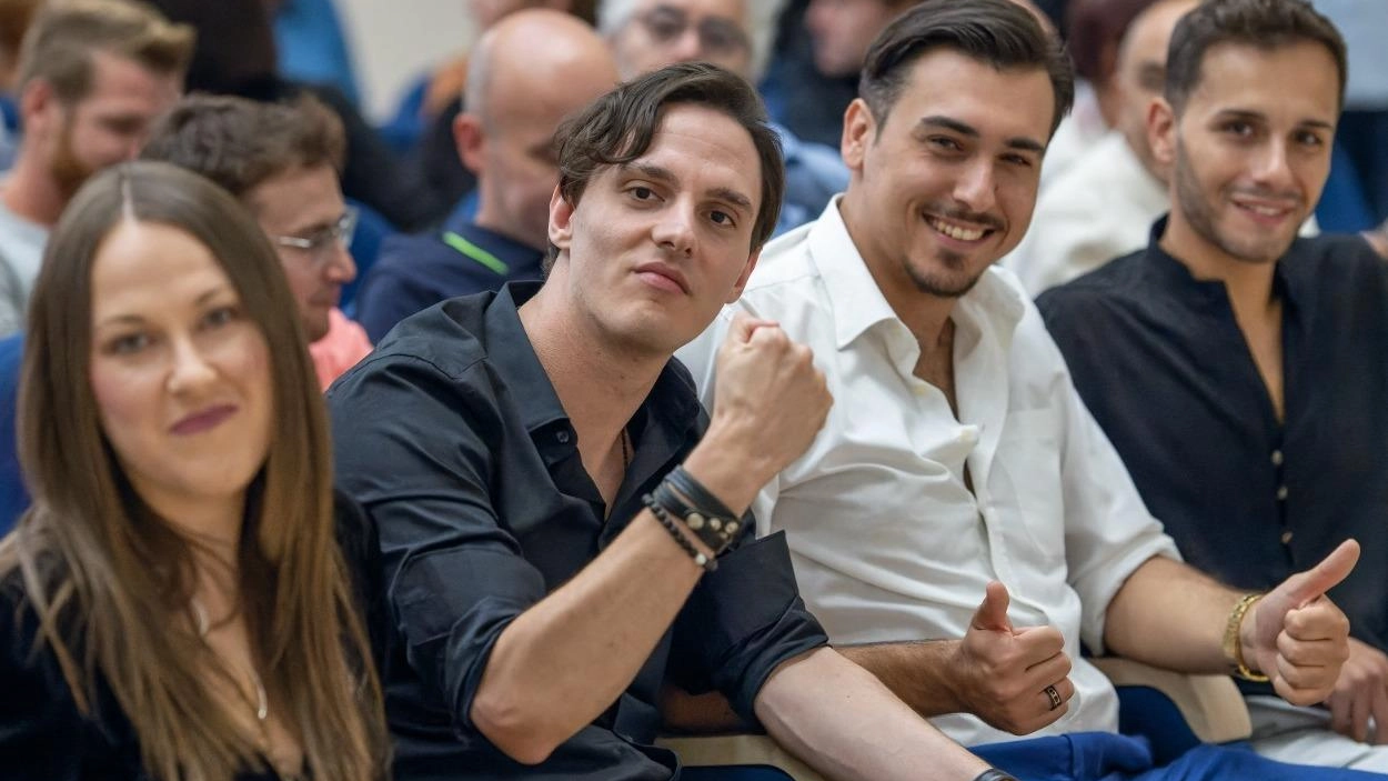 È successo durante il set di “Versilia experience“ di Bonuccelli. Pienone al cinema, prosegue il tour