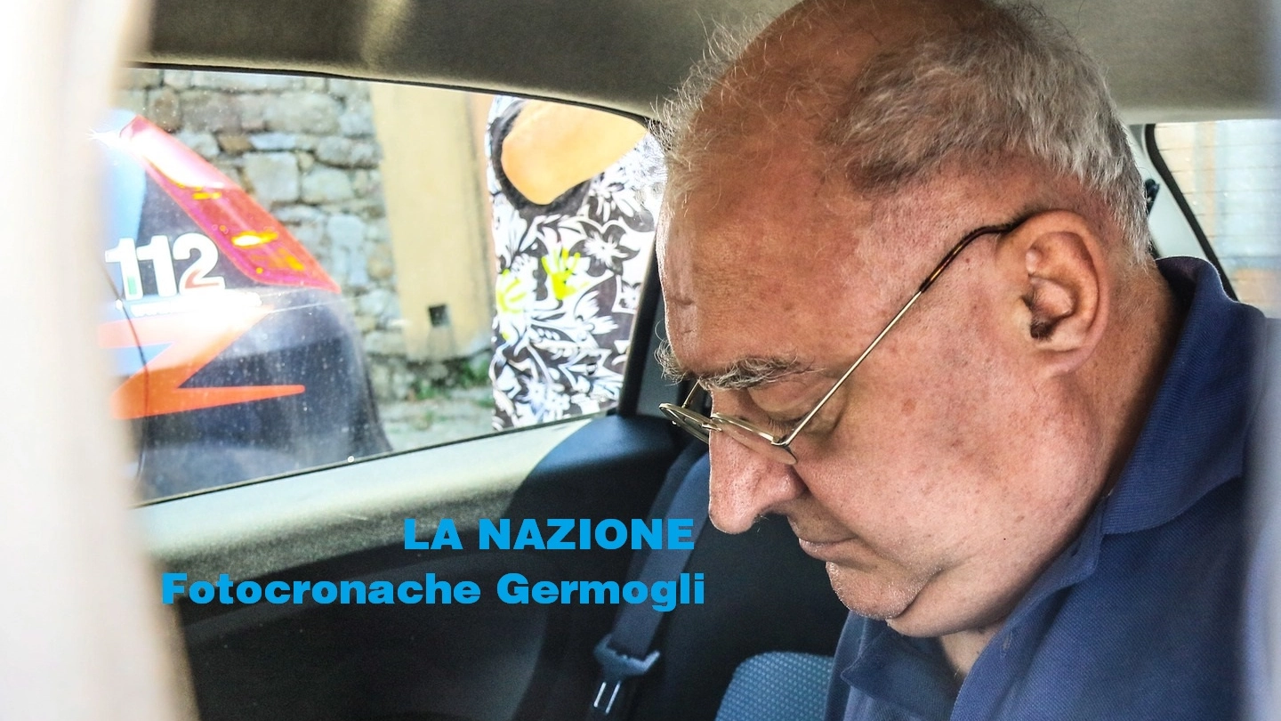 Il sacerdote nell'auto dei carabinieri (Fotocronache Germogli)