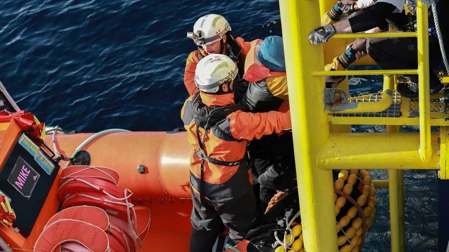 I soccorsi della Geo Barents alla nave di migranti (foto Medici Senza Frontiere)