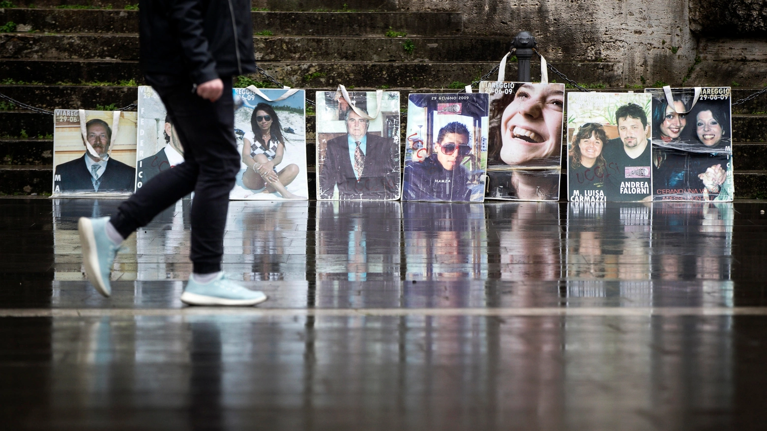 Strage di Viareggio, le foto delle vittime davanti al palazzo di piazza Cavour a Roma (Foto Ansa)