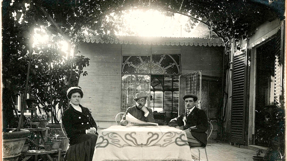 Giacomo Puccini, foto storica nel giardino della villa a Torre del Lago (repertorio)