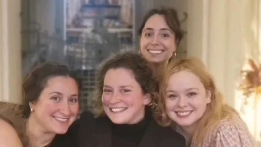 Penelope di Bridgerton - l'ultima a destra - in vacanza a Firenze (Foto Zeffirelli's Tea Room) Penelope di Bridgerton - l'ultima a destra - in vacanza a Firenze (Foto Zeffirelli's Tea Room)