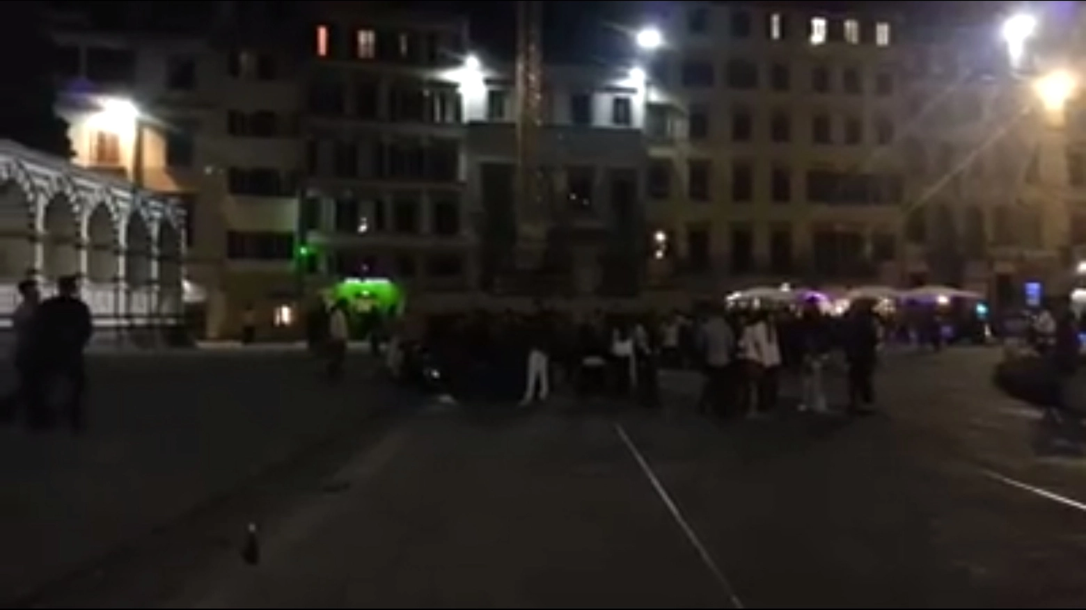 Un fermoimmagine del video di Luiz Gustavo Esposito che ritrae le notti brave di Santa Maria Novella