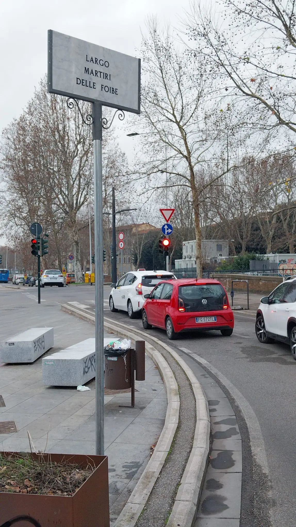 Largo Martiri delle Foibe, installata una targa più visibile dopo gli atti vandalici