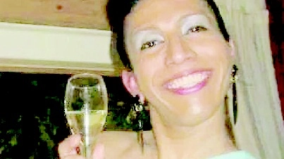 Nicole, deceduta a 37 anni: polemiche per come è stata vestita per il suo funerale