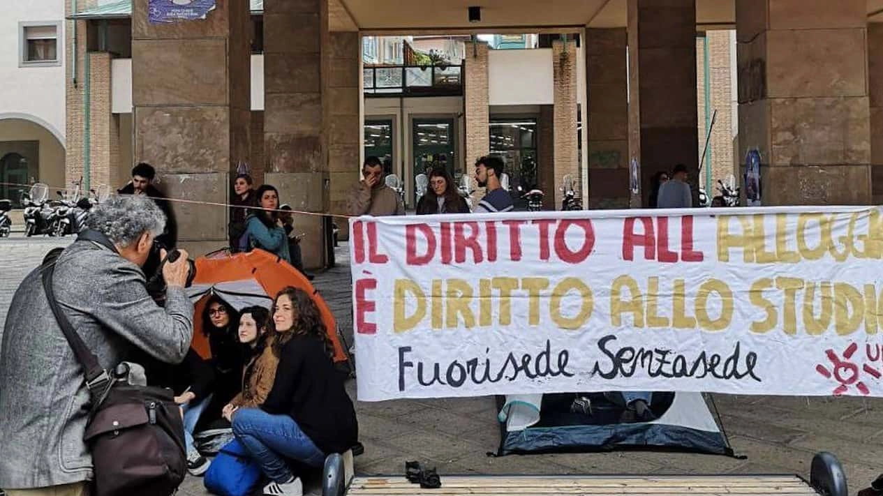 La protesta degli studenti contro il caro affitti 