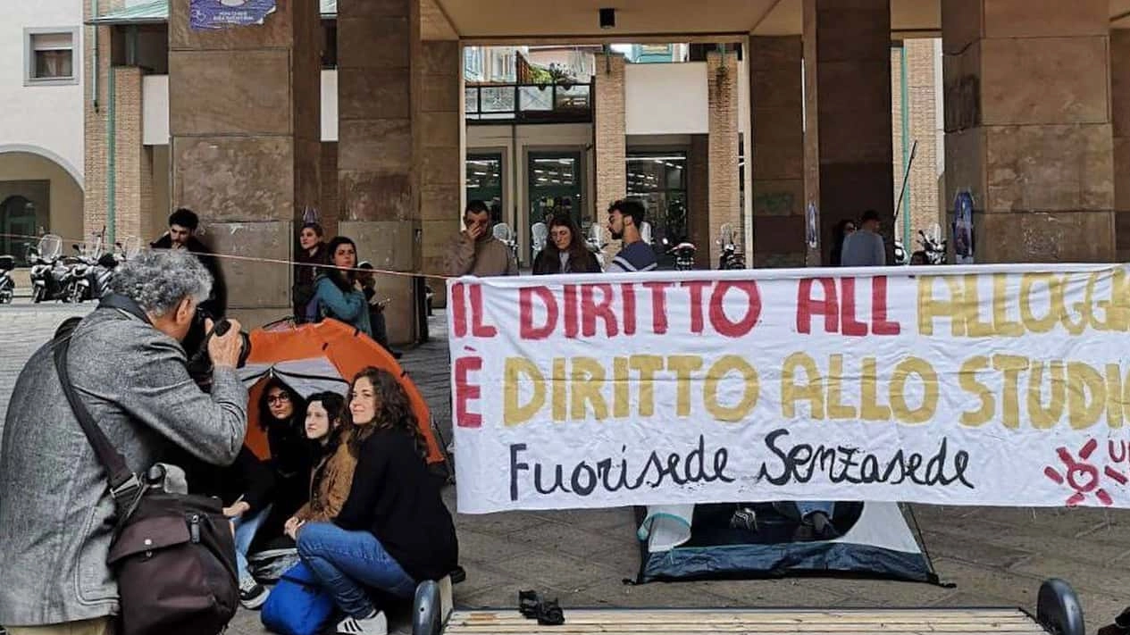 La protesta degli studenti contro il caro affitti La protesta degli studenti contro il caro affitti