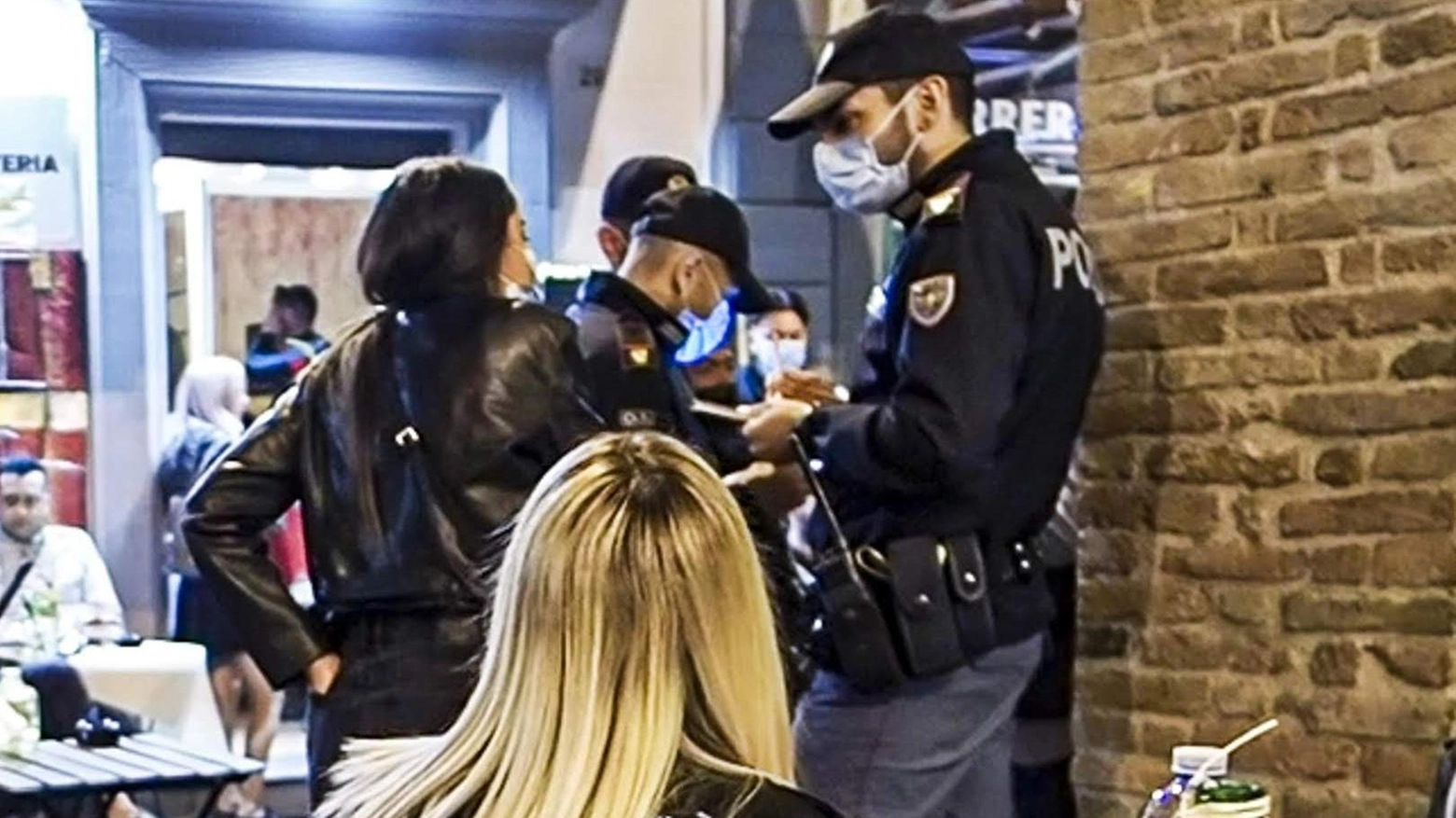 Zona movida, notte di controlli Polizia in azione in bar e locali Zona movida, notte di controlli Polizia in azione in bar e locali