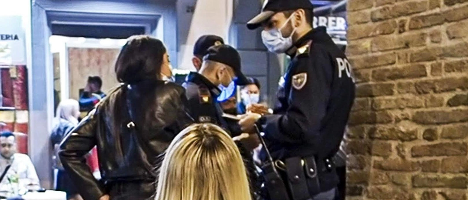 Zona movida, notte di controlli Polizia in azione in bar e locali