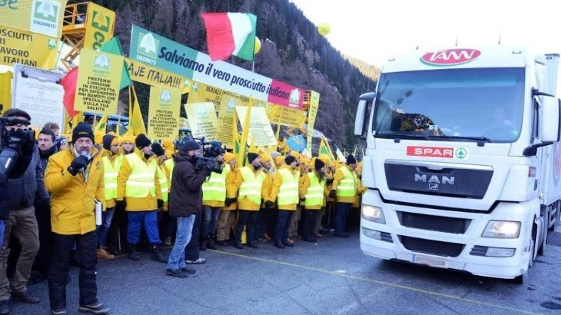 Una protesta di Coldiretti al Brennero contro la liera circolazione di prodotti alimentari contraffatti