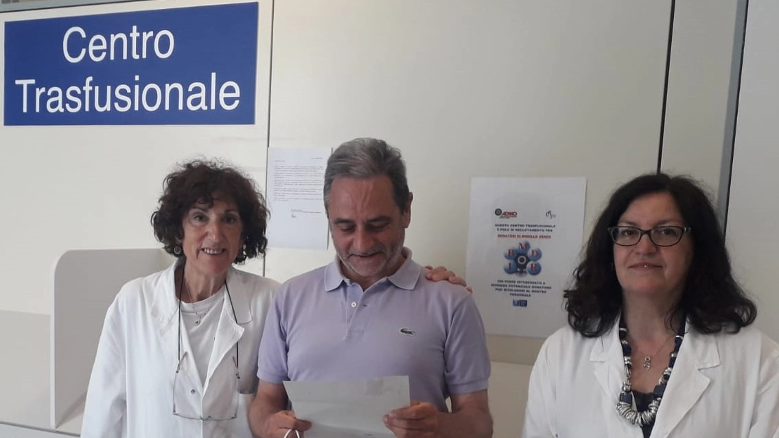 Da sinistra Annalisa Martinucci, il donatore che ha ricevuto la lettera e Rosaria Bonini