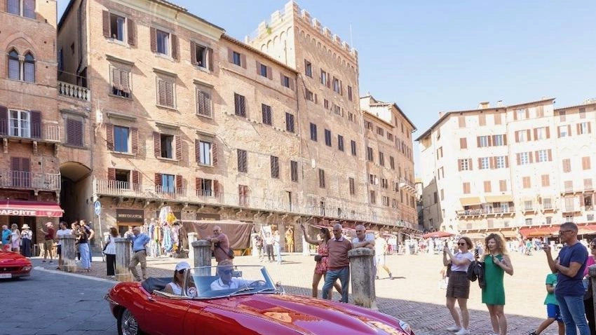 ’Eleganza nella bellezza’. Trenta bolidi d’epoca sfilano in città ’Eleganza nella bellezza’. Trenta bolidi d’epoca sfilano in città