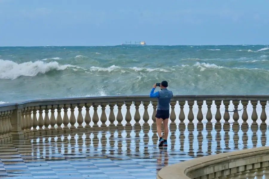 Meteo, raffiche di vento a 100 chilometri orari e mareggiate: allerta gialla sulla costa