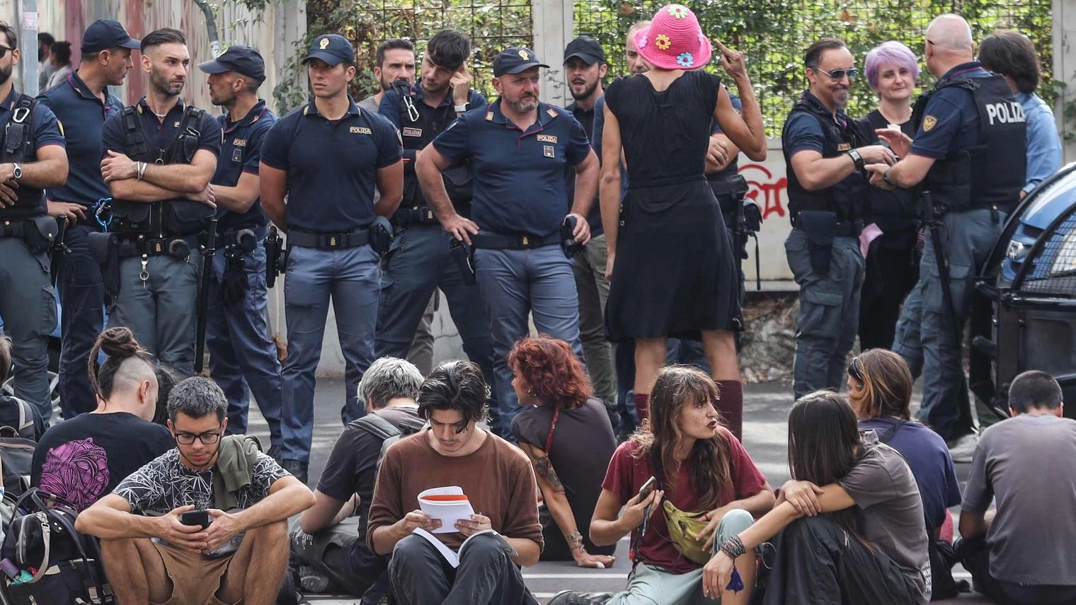 Stretta anti occupazioni. Ex circolo, via allo sgombero. All’alba blitz della polizia. Due si barricano sul tetto Stretta anti occupazioni. Ex circolo, via allo sgombero. All’alba blitz della polizia. Due si barricano sul tetto