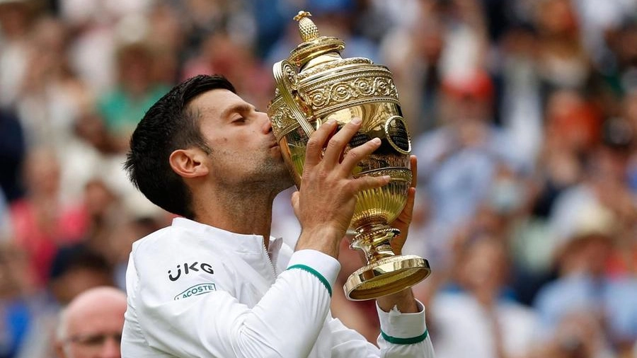 Djokovic bacia il trofeo di Wimbledon (Ansa)