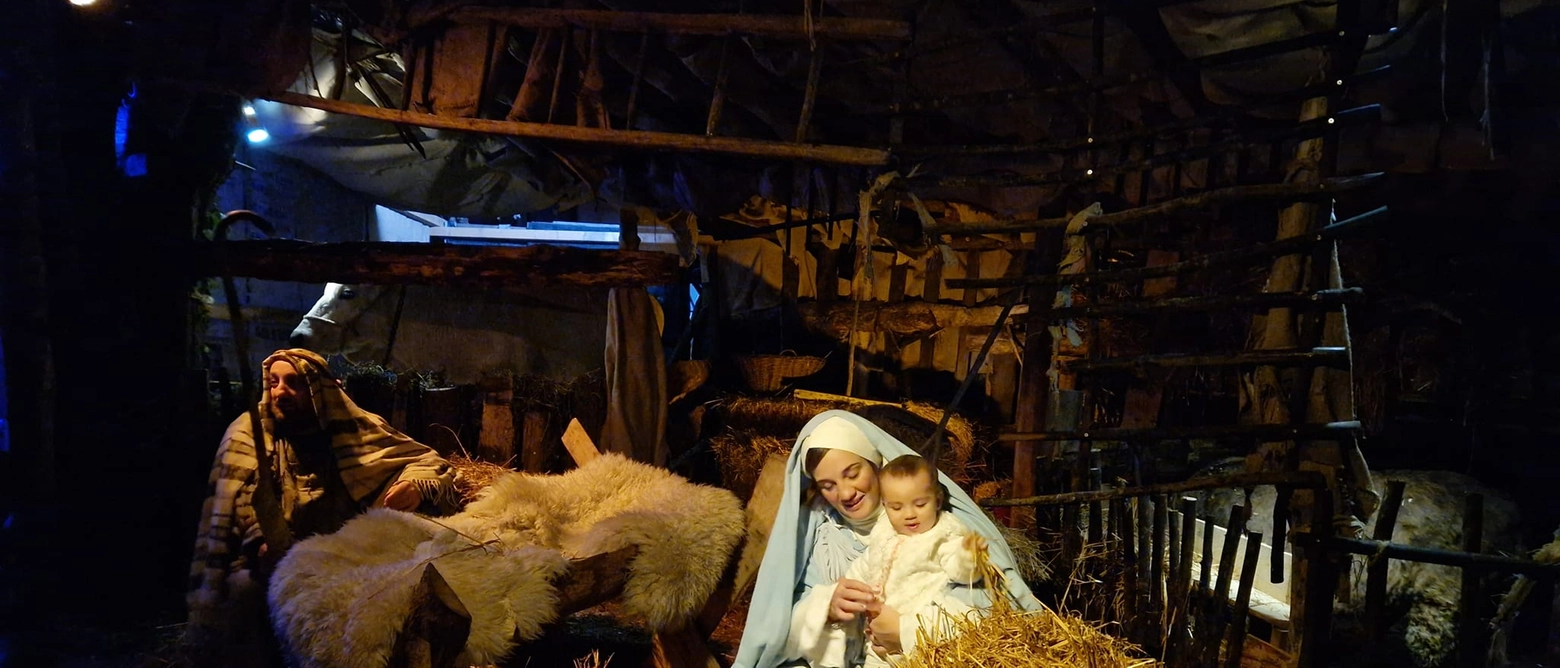 Il Borgo del Natale dedica un ampio spazio all’arte presepiale grazie all’impegno di diverse associazioni che hanno saputo ricreare la natività in varie rappresentazioni