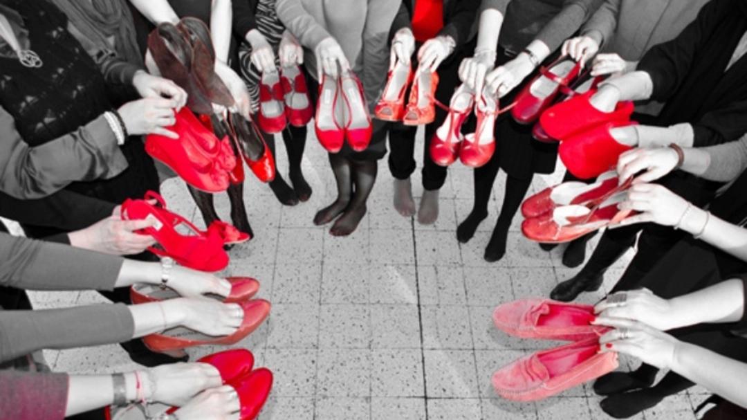 Scarpe rosse, simbolo della violenza sulle donne (foto Ansa) Scarpe rosse, simbolo della violenza sulle donne (foto Ansa)