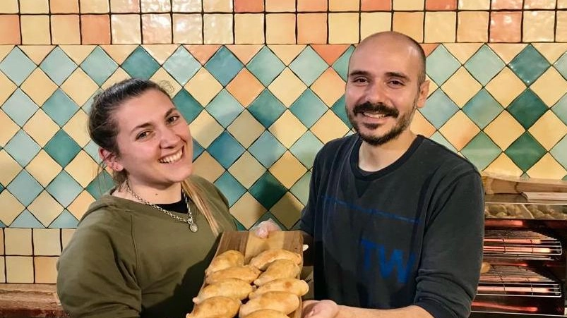 Dall’Argentina per la borsa di studio  La chance sfuma: José e Giuliana  ripartono dalle loro empanadas