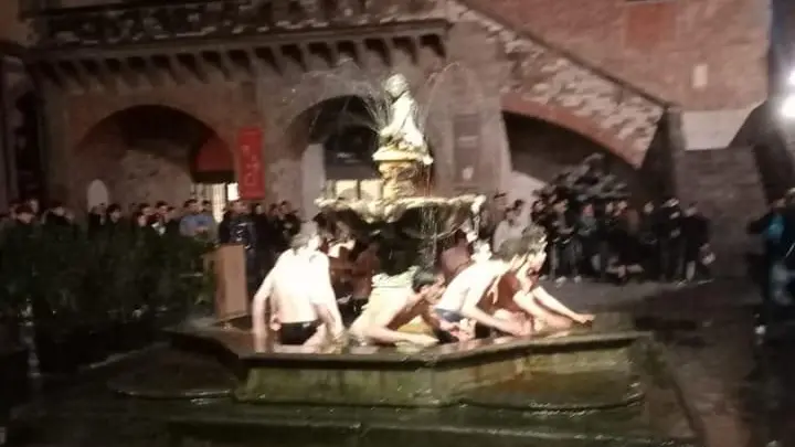 Bagno nella fontana del Bacchino Bagno nella fontana del Bacchino