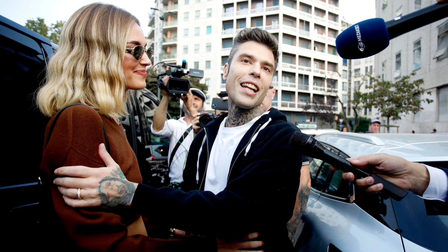 Fedez all'uscita dall'ospedale Fedez all'uscita dall'ospedale