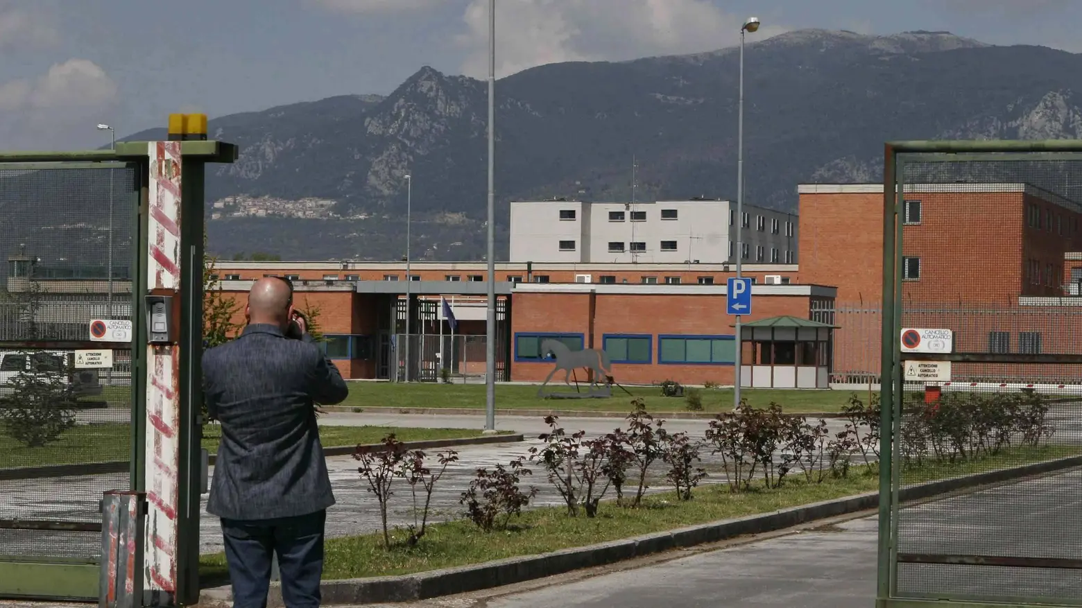 Detenuto minaccia il medico Poi si pianta un chiodo in testa Detenuto minaccia il medico Poi si pianta un chiodo in testa