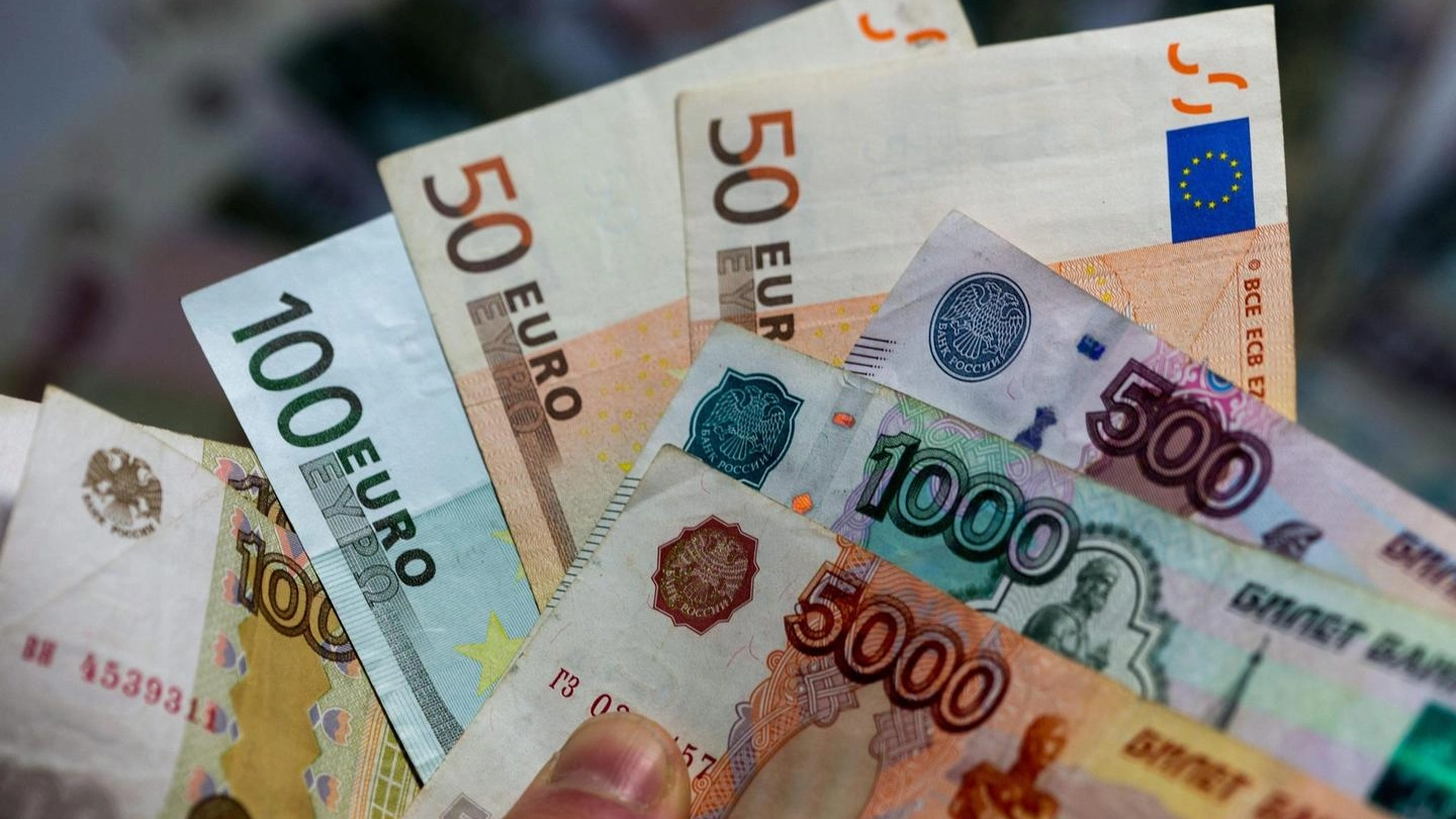 Banconote di euro e rubli (Ansa)