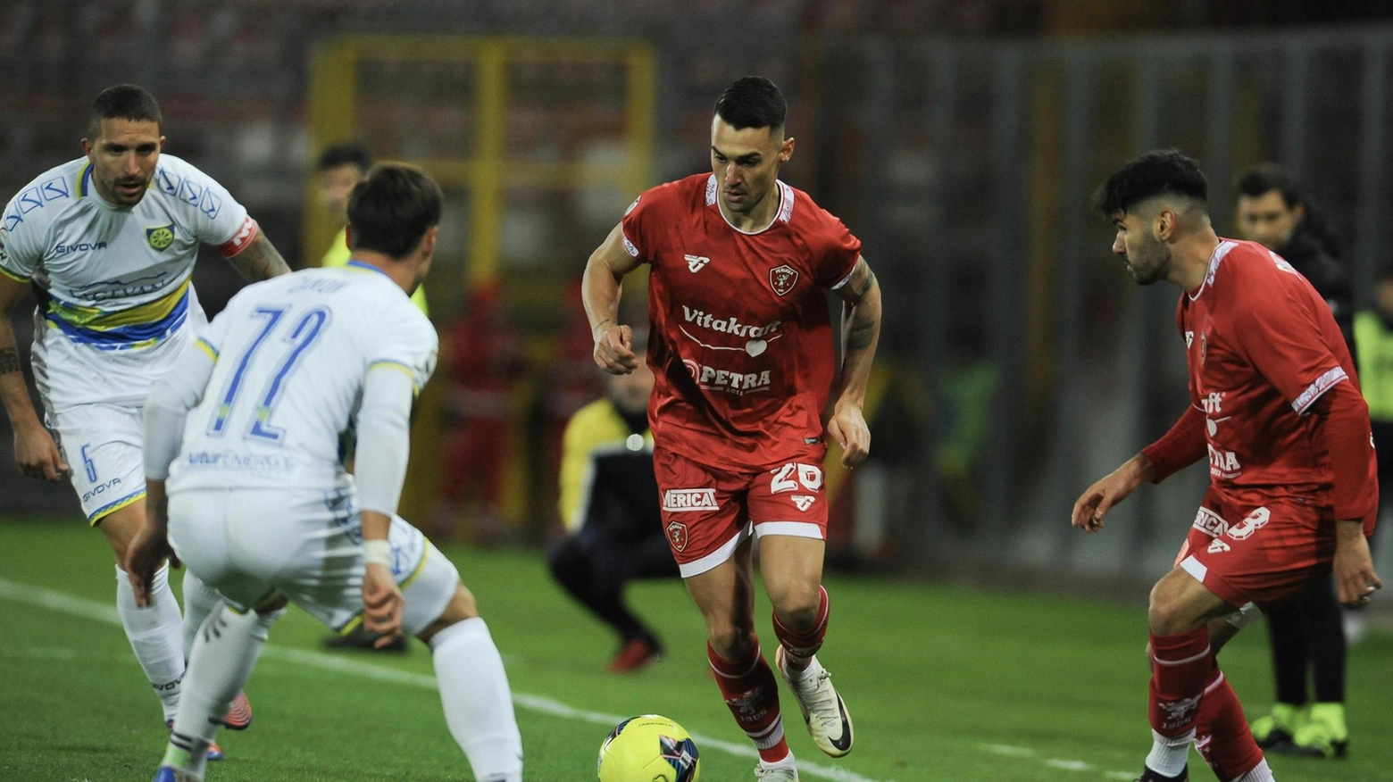 Il Grifo arriva all’intervallo con 12 gol fatti e 4 subiti, con 31 punti, appena tre sotto il Cesena. Nella ripresa è un’altra musica, stonata