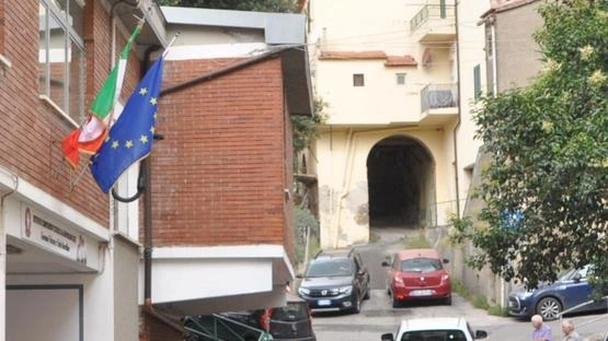 Un’auto danneggia tubatura del gas Un’auto danneggia tubatura del gas