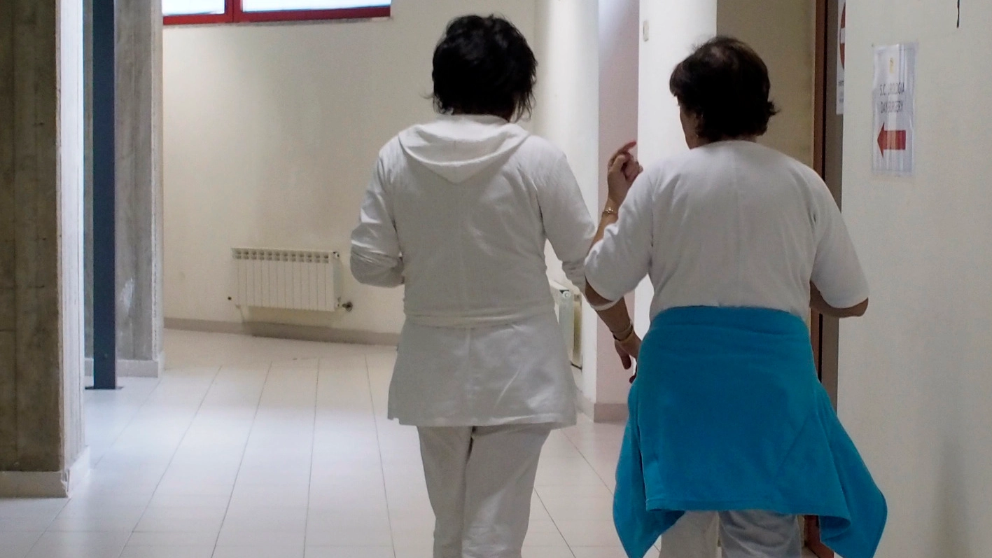 Un reparto dell’ospedale con l’infermiere e un parente (foto di repertorio)