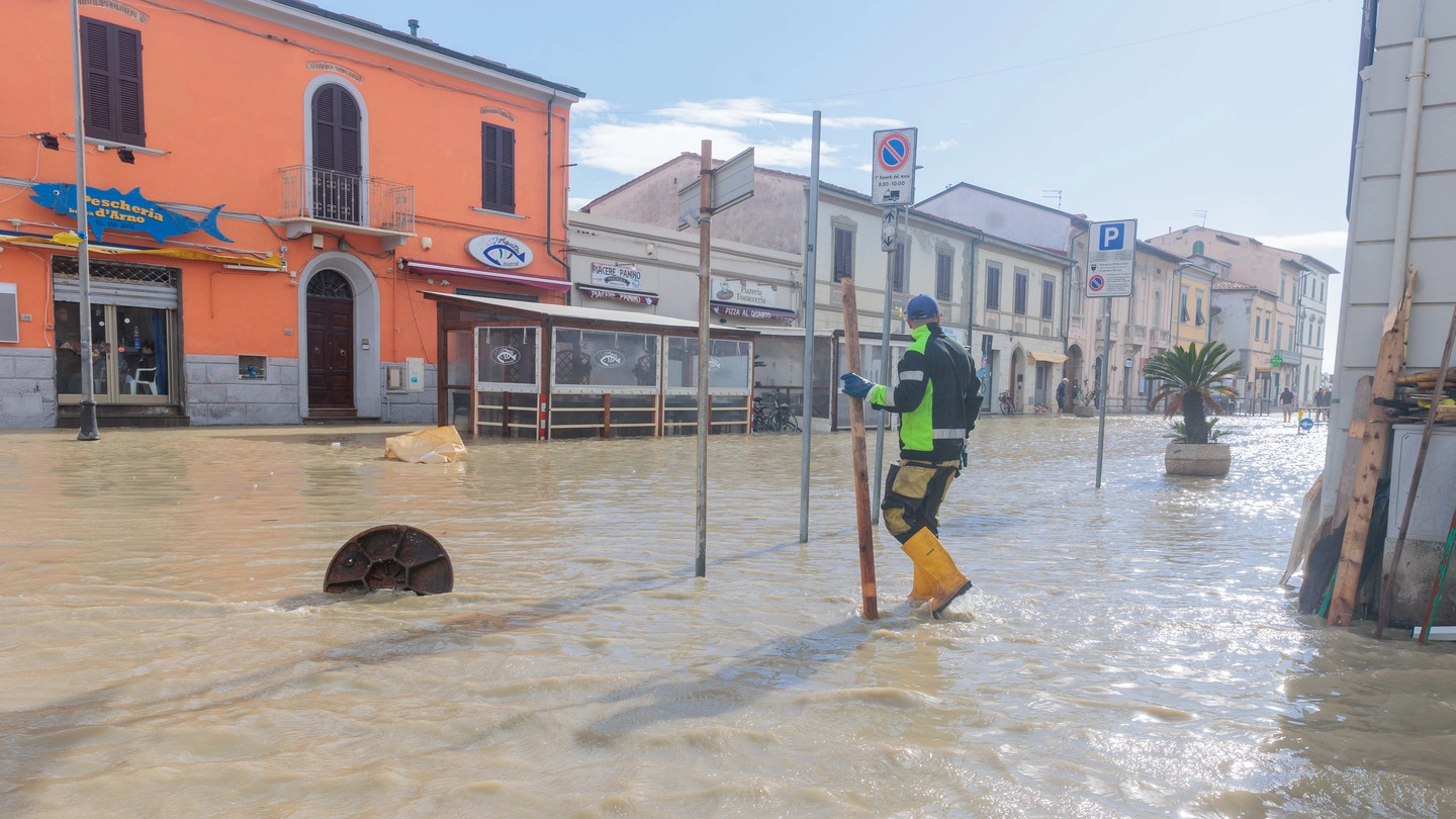 Marina di Pisa, mareggiata strade invase dall'acqua pisa - (foto di: ENRICO MATTIA DEL PUNTA) Marina di Pisa, mareggiata strade invase dall'acqua pisa - (foto di: ENRICO MATTIA DEL PUNTA)