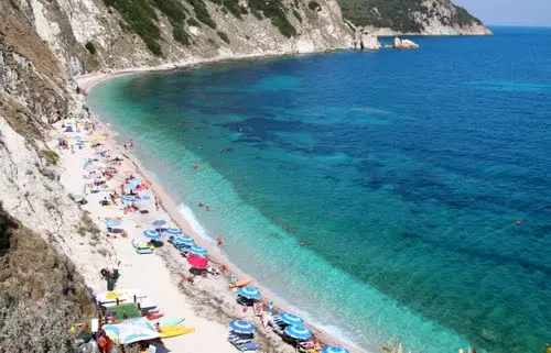 La spiaggia più amata in Toscana? Per il web è Sansone, all'Isola d'Elba / VOTA LA TUA