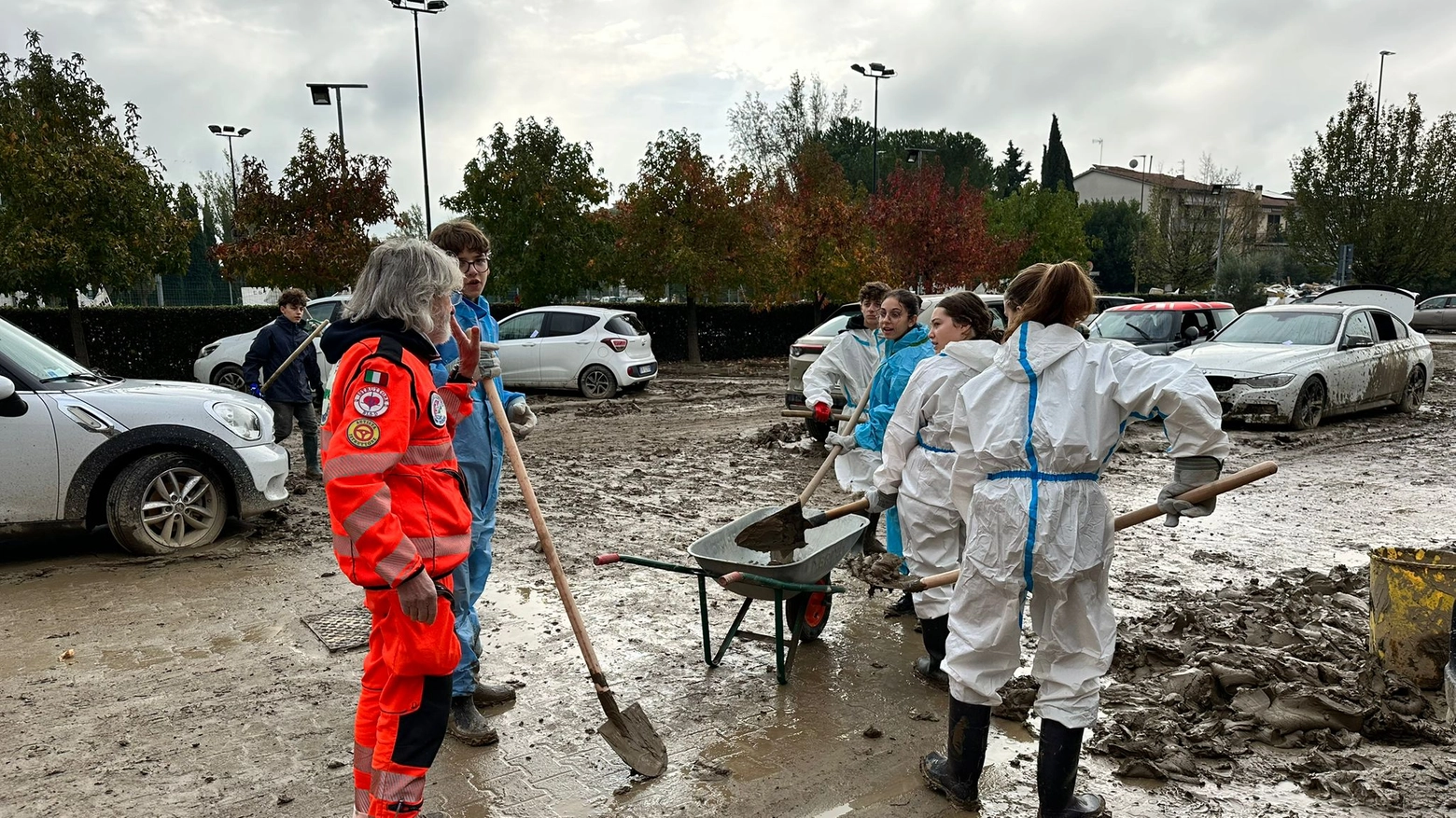 Gli studenti del Galilei si trasformano in 'angeli del fango' Gli studenti del Galilei si trasformano in 'angeli del fango'