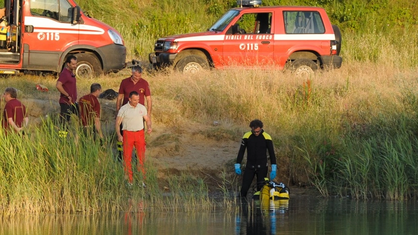 Vigili del fuoco al lavoro nel laghetto di Campo per recuperare il corpo di Andrea