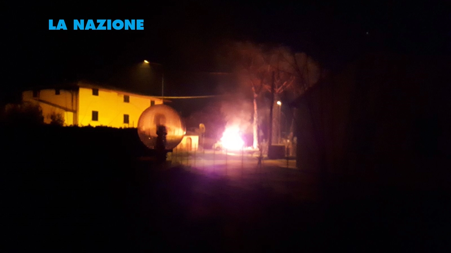 L'auto in fiamme (Foto e video di un lettore, Stefano Chierici)