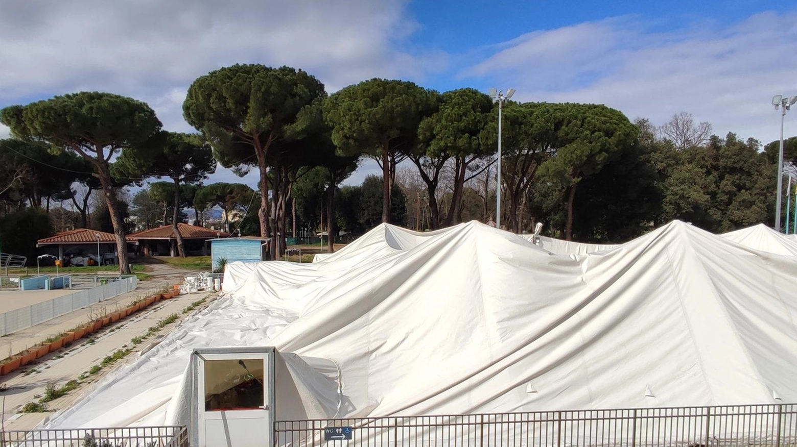 Via Roma, riapre la piscina A fine mese senza pallone Via Roma, riapre la piscina A fine mese senza pallone