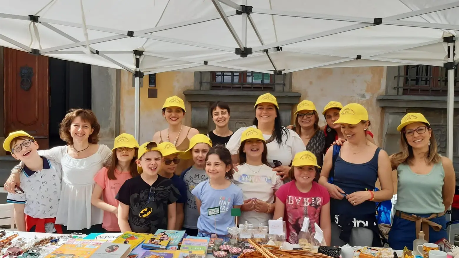 I ragazzi del Calcit tornano in piazza Trenta banchini per beneficenza Nuovi strumenti per la Fratta I ragazzi del Calcit tornano in piazza Trenta banchini per beneficenza Nuovi strumenti per la Fratta