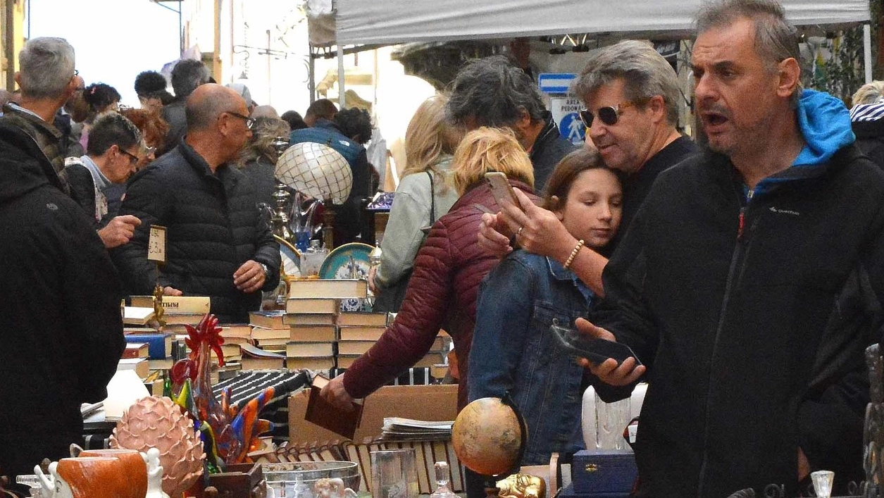 Un a quarantina di espositori da Piazza Grande traslocano nel nuovo percorso tra duomo e piazza S.Domenico. Doppio flusso di visitatori, parcheggi alla prova