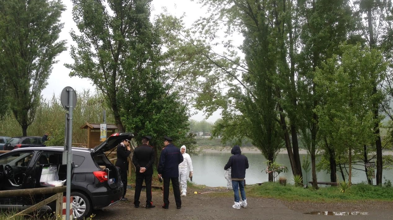 I carabinieri sul luogo del ritrovamento del cadavere (foto Pasquali)