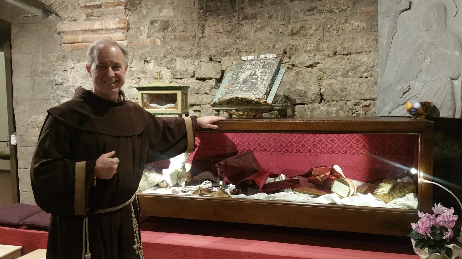 Padre Stefano Giorgetti con le reliquie di Santa Margherita 