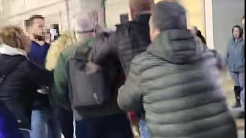 Un momento della lite a Campi Bisenzio Un momento della lite a Campi Bisenzio