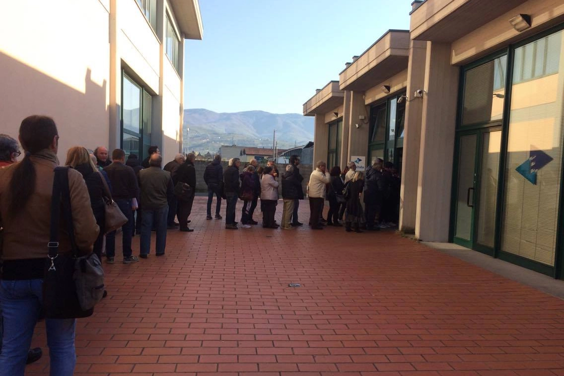 La fila di stamattina (venerdì 21) davanti ad Equitalia
