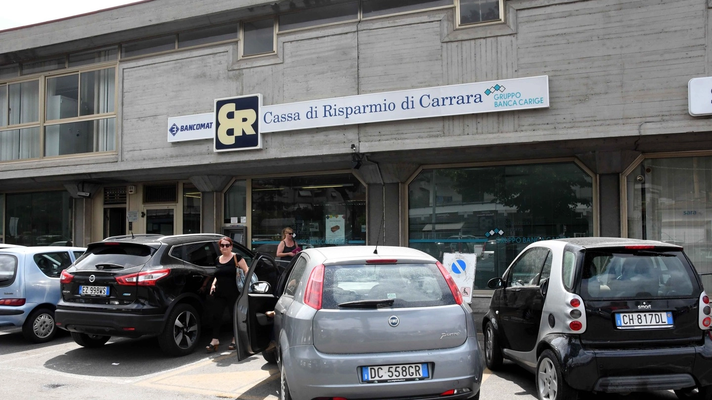 L'esterno della Cassa di Risparmio di Carrara