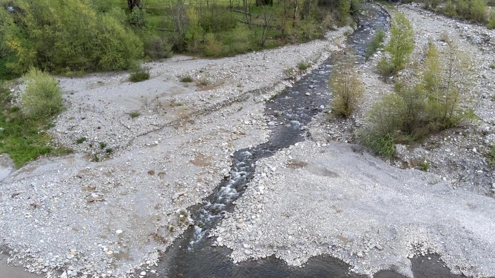 La fotografia parla da sola  L’acqua si mescola al fango  E la protesta non si placa