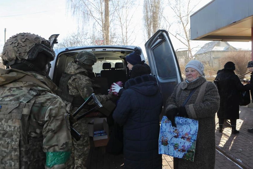 Soldati ucraini distribuiscono aiuti a Bakhmut (Ansa)